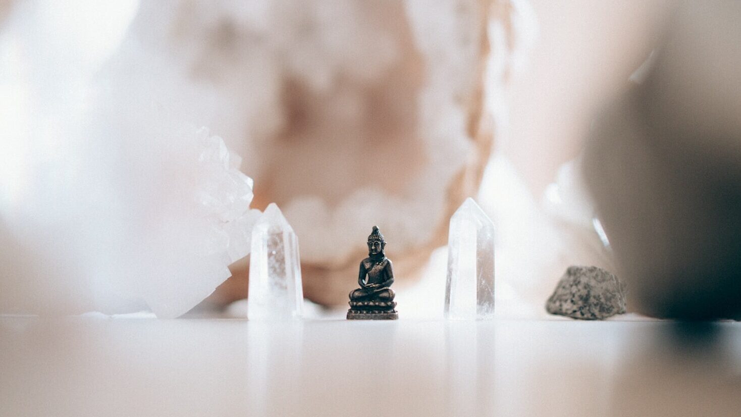 Buddafigur und Kristalle